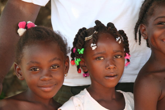 3 Surinaamse meisjes in de jungle van suriname