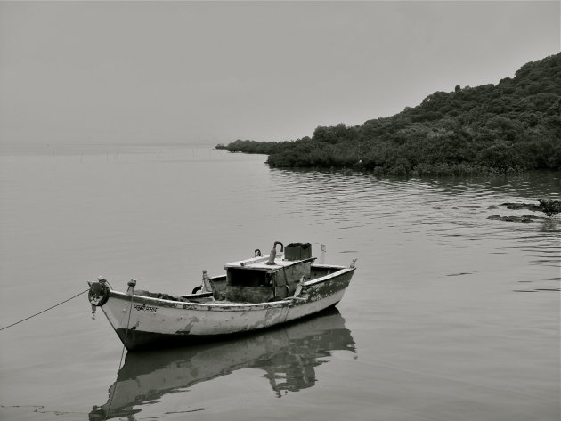Bootje aangemeerd bij het eiland Elephanta (Mumbai) 