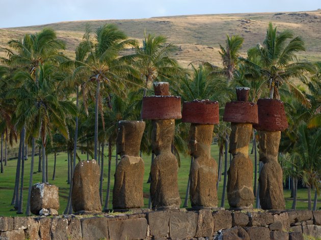 Moai's met hun stenen hoeden op Paaseiland.