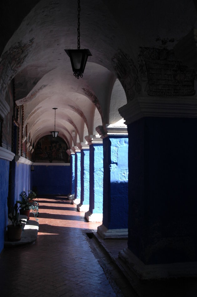 De blauwe muren in het Santa Catalina Klooster