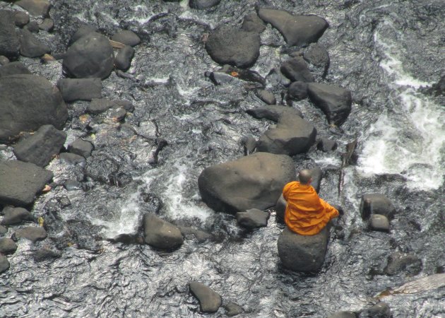 monnik in de rivier