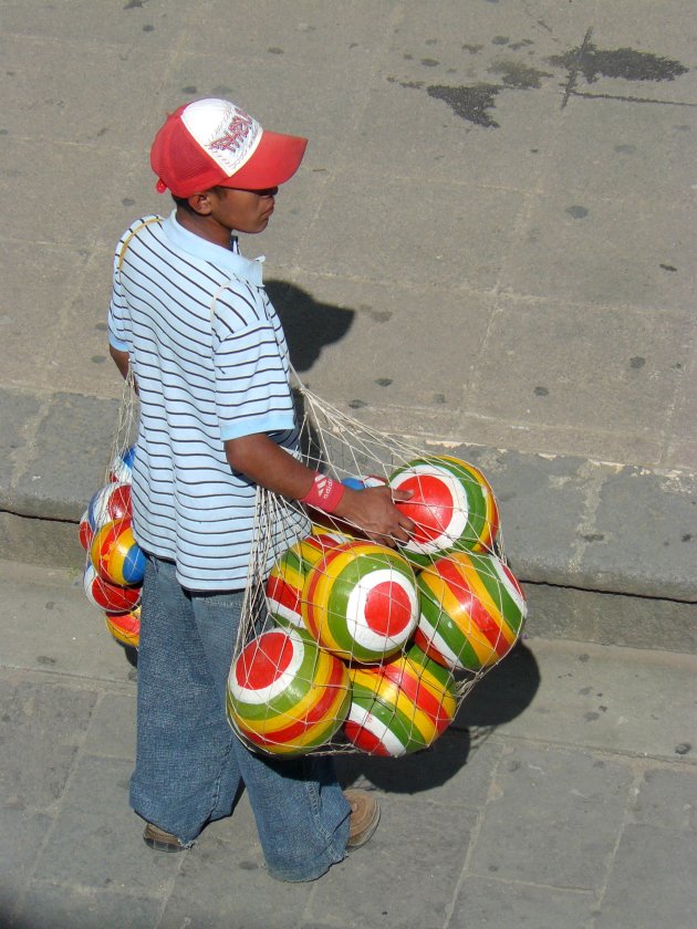 Ballenverkoper op het Plaza Mayor in Quetzaltenango.