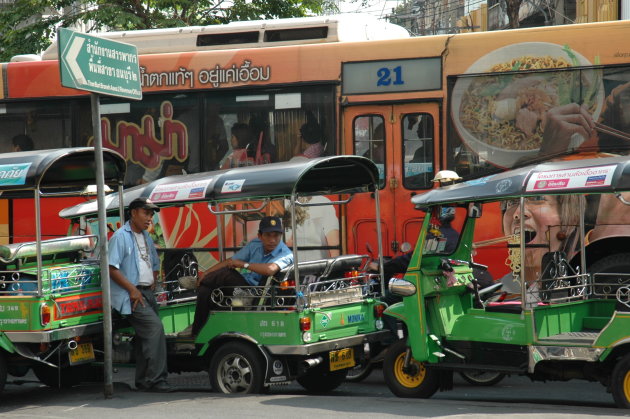 bus en tuktuk