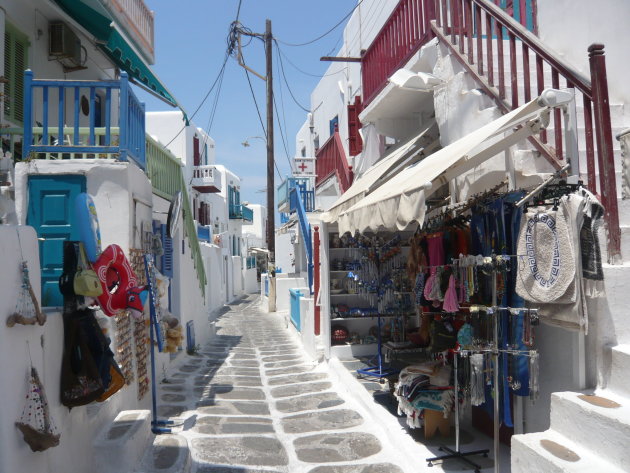 De smalle witte straatjes van het eiland Mykonos