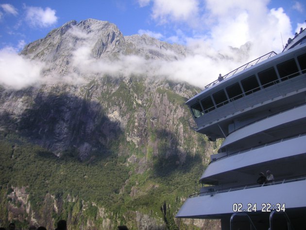 Cruiseschip vaart door Milford Sound