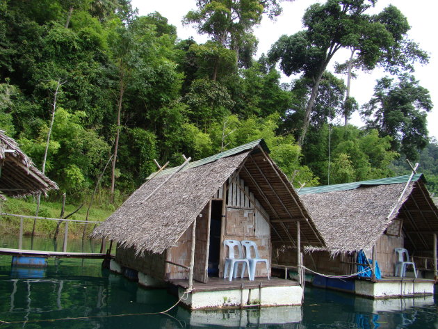 Hutjes op Raja Phraba meer ( Khao Sok)
