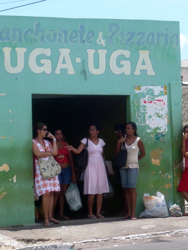 Braziliaanse dames bij een bushalte