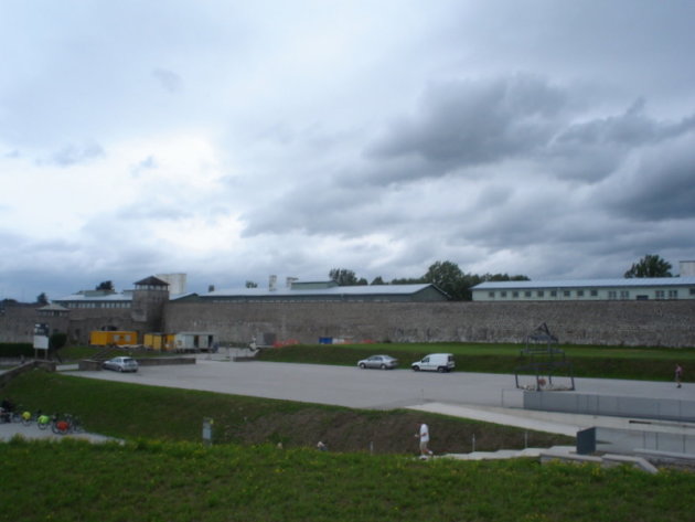 Weg buiten de muren van Mauthausen