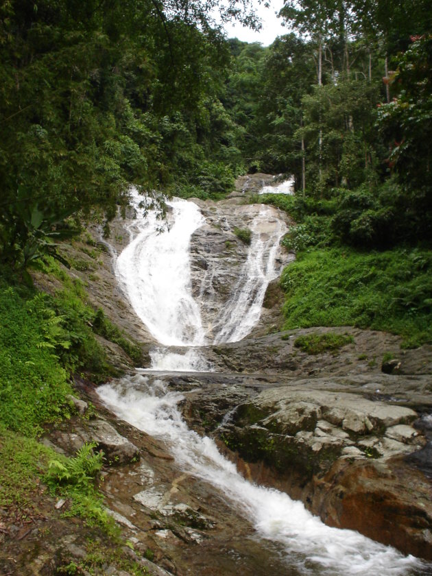Waterweg van waterval Lata Iskander