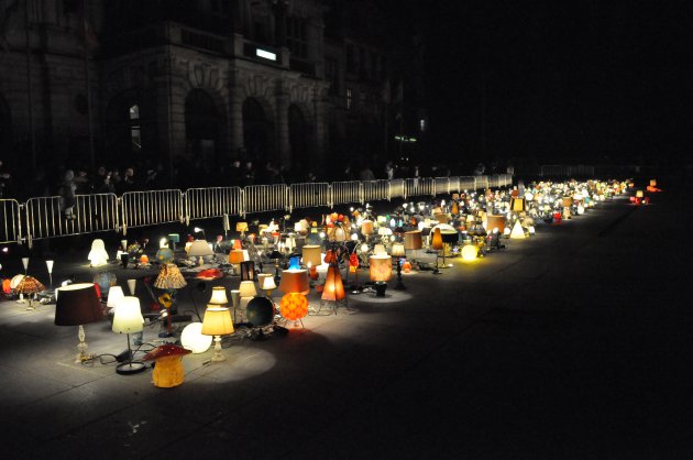 nachtlampjes van verschillende mensen vormen samen een lichtbron voor de stad.