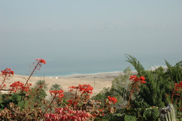Uitzicht vanuit kiboets op Dode Zee