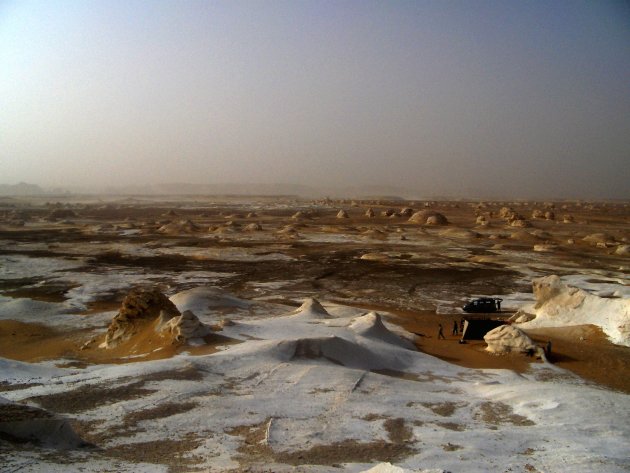 Op pad in de Witte Woestijn in Egypte