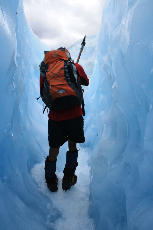 Gletsjergids hakt zich een weg door het ijs