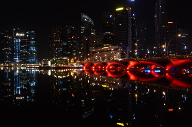 Skyline van Singapore met verlichte brug.
