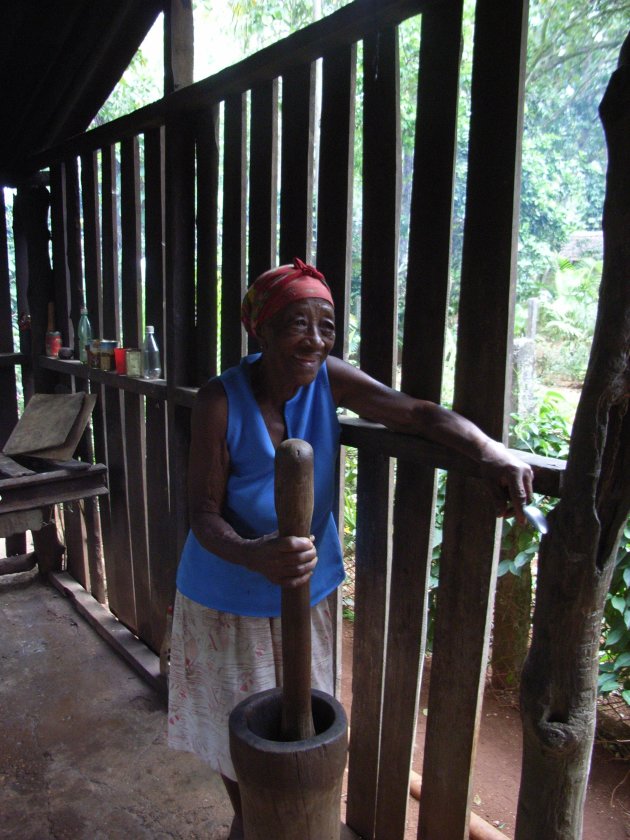 Vrouwtje van 90 in de bergen maakt koffie voor ons...