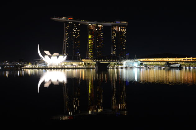 Avondopname skyline Singapore met Marina Sand Bay Hotel.