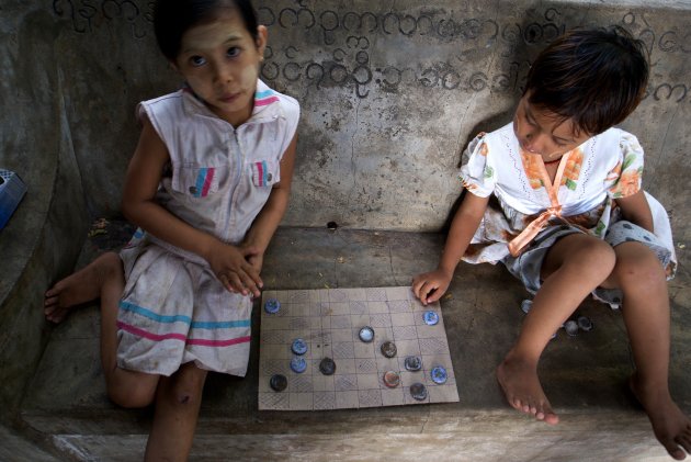 Birmese meisjes schaken op Mandalay Hill