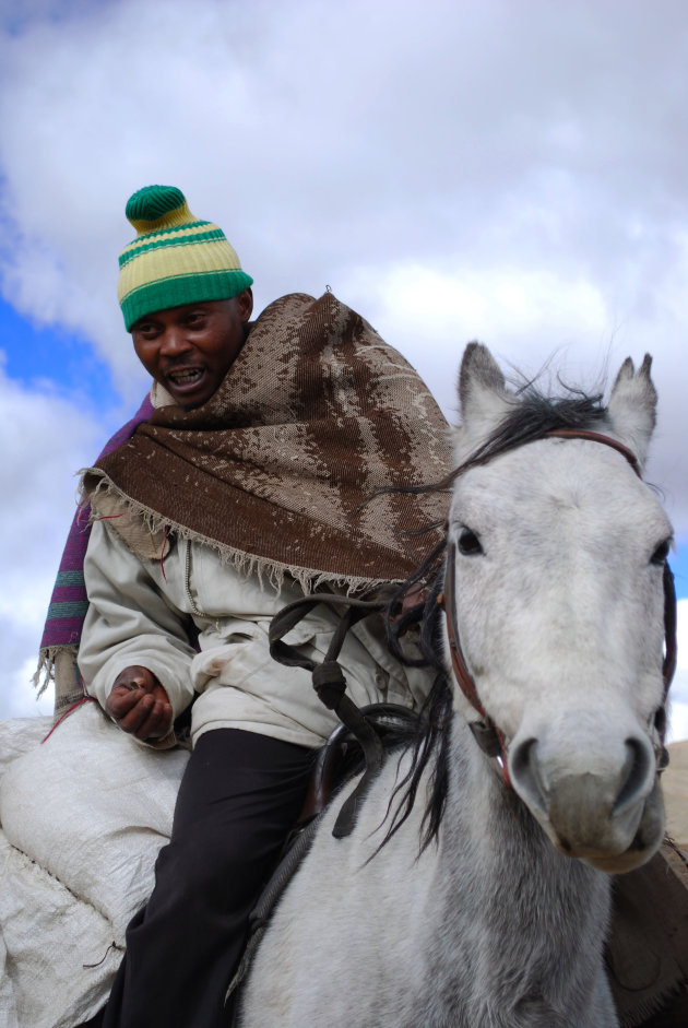 Man op paard in Lesotho