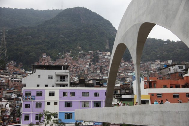 favela en brug over de autoweg