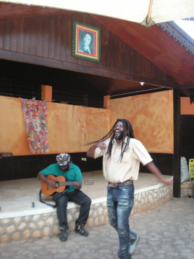 Muziek makende rastafari mannen @ Bob Marley's huis