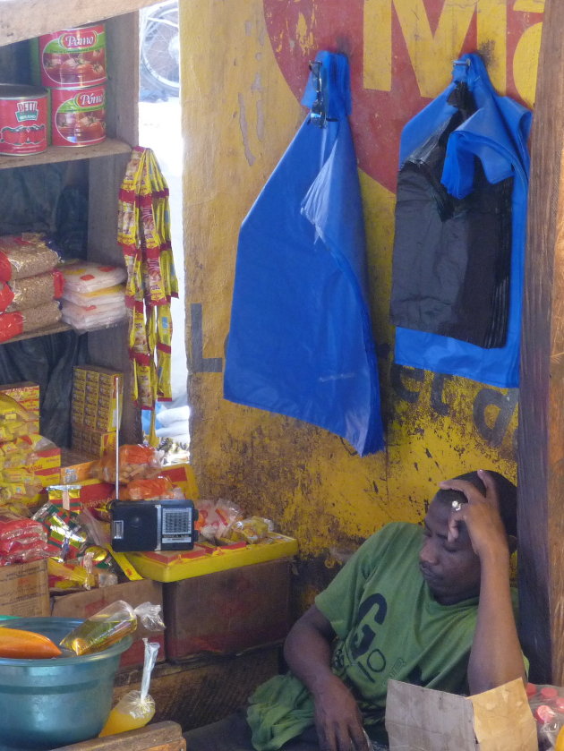 Winkeltje op de vrouwenmarkt in Mopti, uiteraard met Maggi-reclame