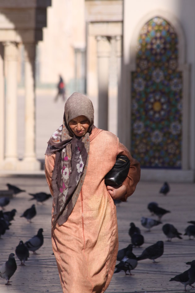 Vrouw bij moskee Hassan II in Casablanca