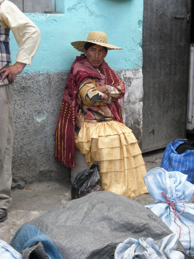 Boliviaanse vrouw wachtend op de bus in La Paz.