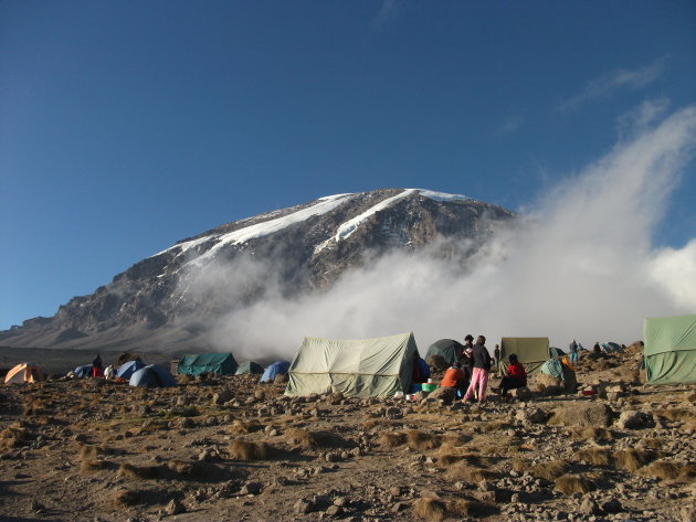 tentjes in de nevel van de kilimanjaro