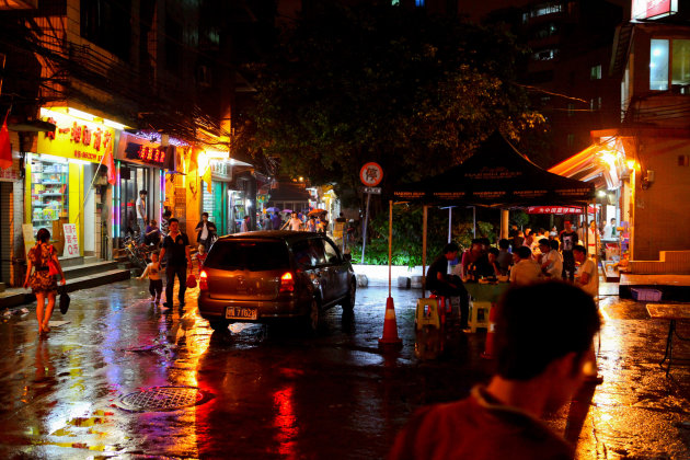 Avondleven in achetrafstraatje Guangzhou