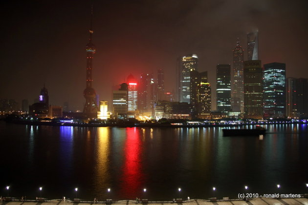 Nachtelijk zicht op Pudong