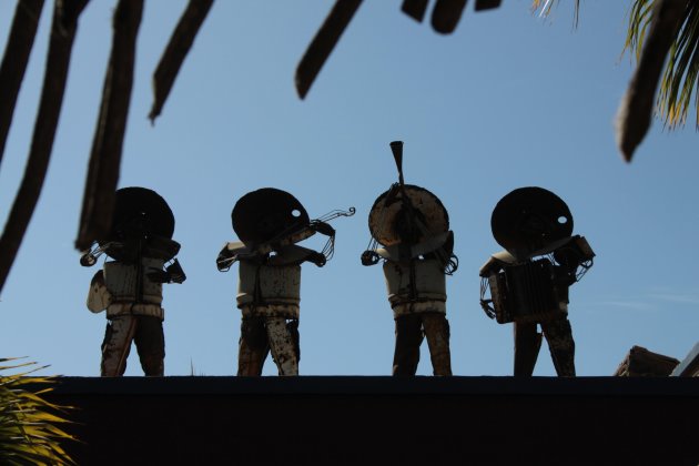 Vier muzikanten op het dak van Hotel California