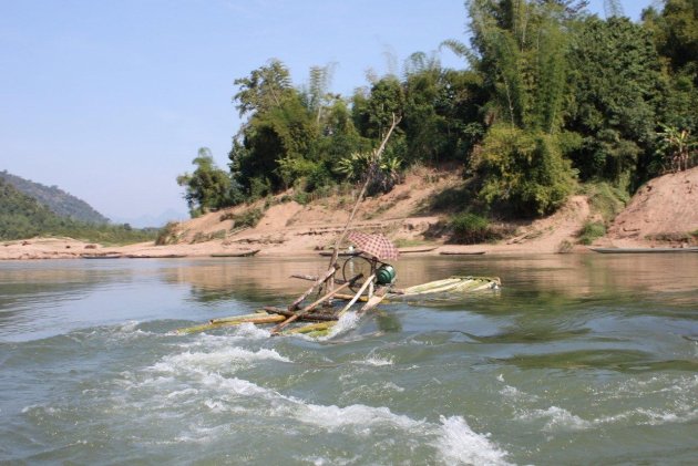 Lokale waterkrachtcentrale op Nam Ou (rivier) tussen Luang Prabang en Nong Khiaw