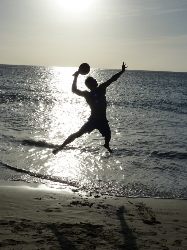 Dunking smash tijdens een potje beachbal, The art of sports