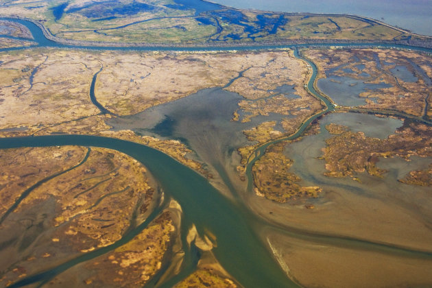 Luchtfoto van rivierdelta