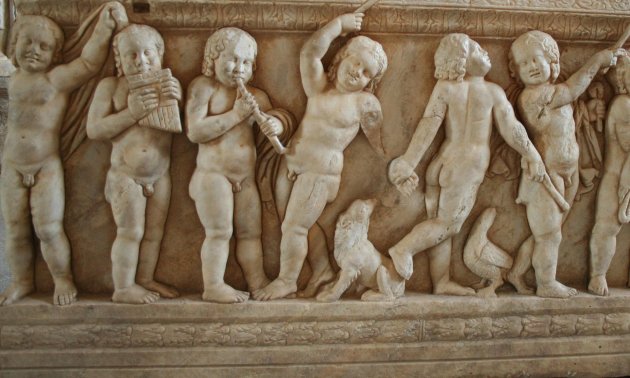 Spelende kinderen op een sarcofaag