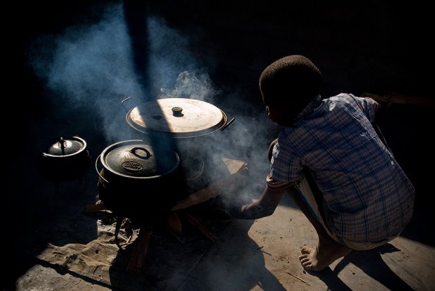 Jongetje in sloppenwijk Epako maakt avond eten klaar
