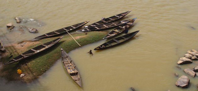 Vissersbootjes op rivier de Sénégal in Kayes