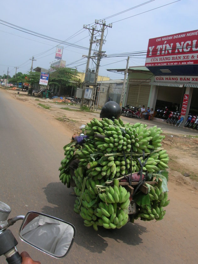 Motorfiets in Vietnam, beladen met bananen