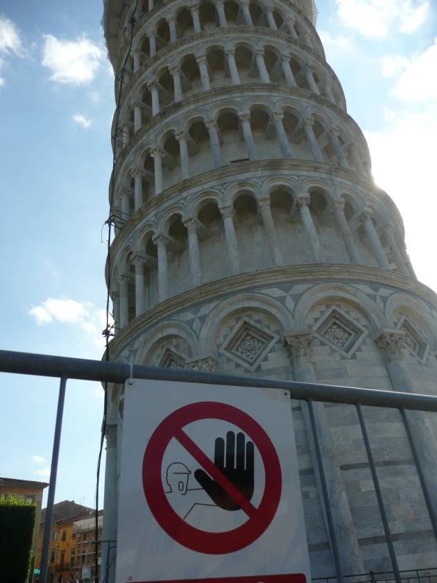 Toren van Pisa, niet duwen