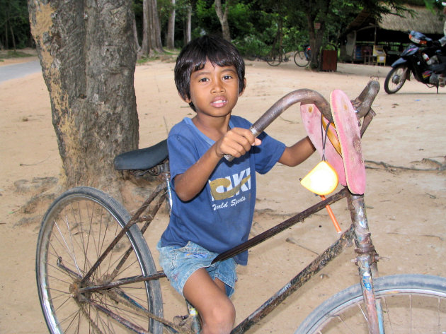 Trotse jongen met fiets
