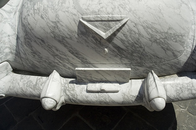 Detail van een Cadillac in marmer