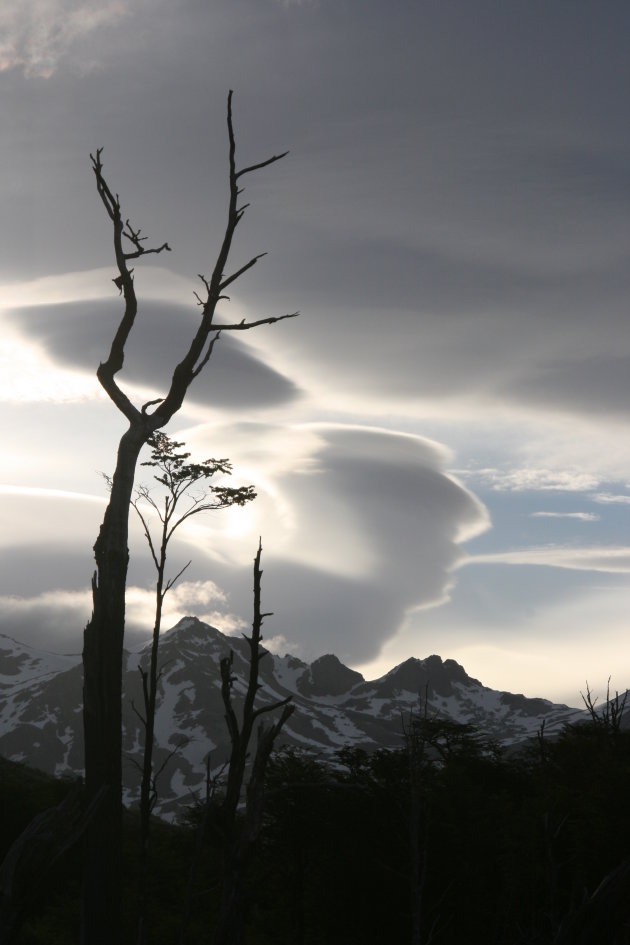 Harde wind en onweerswolken op Tierra del Fuego, Argentinië