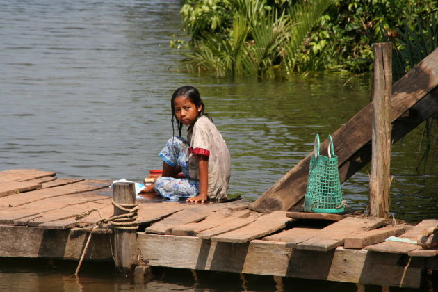 Meisje bij rivier