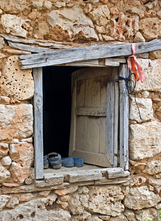 Raam met schoenen in oud huisje in Turkije