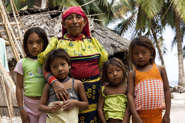 Kuna Yala familie op 1 van de San Blas eilanden