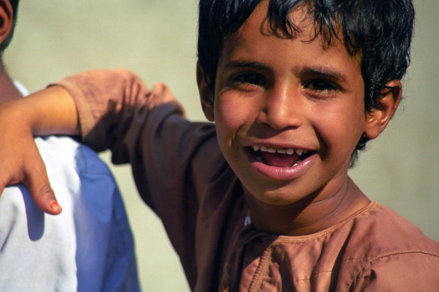 Jongetje in binnenland Oman