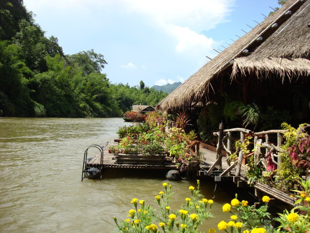 Drijvend hotel in de jungle