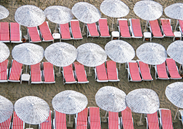 Parasols en strandstoelen in Antalya