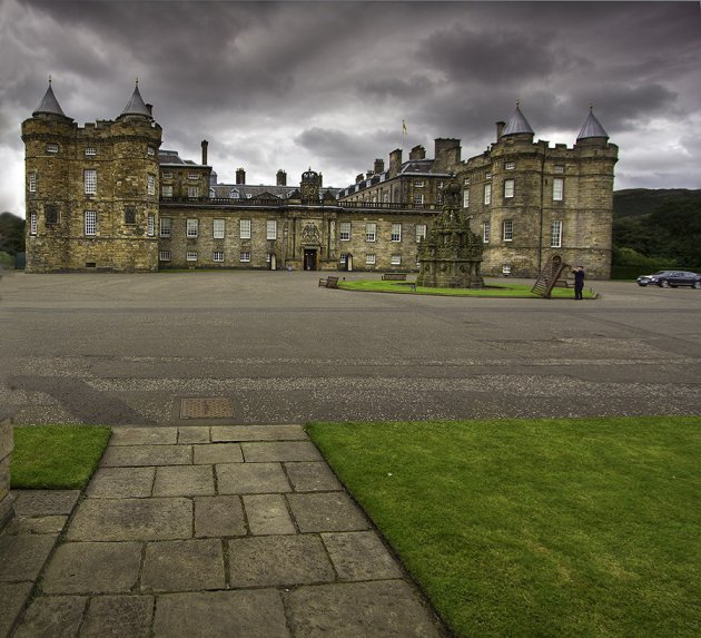 Holyroodhouse residentie van de Britse koningin wanneer ze op bezoek is in Schotland.