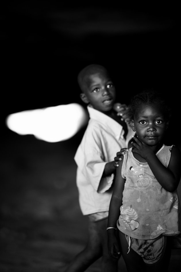 Kinderen, grot bij Bongo, Mali.